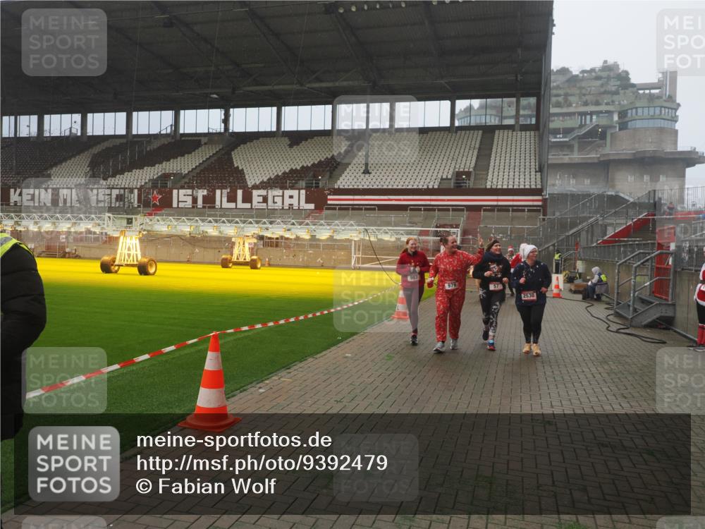 07.12.2025 - St. Pauli X-Mass-Run No. 15 Fabian Wolf http://msf.ph/oto/9392479 07.12.2025 10:10:58 Ziel 57, 979, 983, 1148, 1149, 1150, 1426, 1768, 1929, 1935, 2530, 4885 meine-sportfotos.de