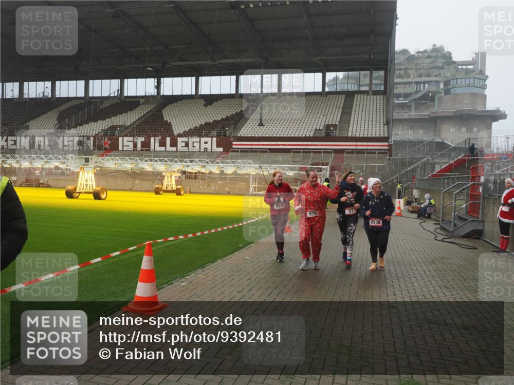 07.12.2025 - St. Pauli X-Mass-Run No. 15 Fabian Wolf http://msf.ph/oto/9392481 07.12.2025 10:10:58 Ziel 57, 979, 983, 1148, 1149, 1150, 1426, 1768, 1929, 1935, 2530, 4885 meine-sportfotos.de