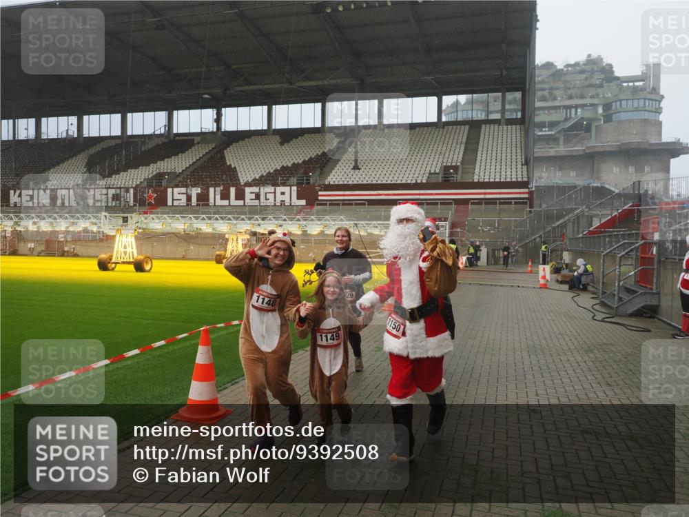 07.12.2025 - St. Pauli X-Mass-Run No. 15 Fabian Wolf http://msf.ph/oto/9392508 07.12.2025 10:11:04 Ziel 57, 979, 983, 1148, 1149, 1150, 1426, 1929, 1935, 2530 meine-sportfotos.de