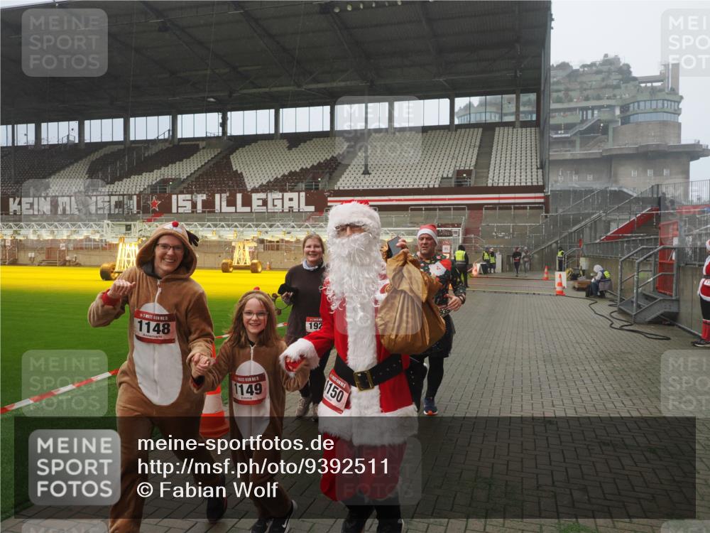 07.12.2025 - St. Pauli X-Mass-Run No. 15 Fabian Wolf http://msf.ph/oto/9392511 07.12.2025 10:11:05 Ziel 57, 979, 983, 1148, 1149, 1150, 1426, 1929, 1935, 2530 meine-sportfotos.de