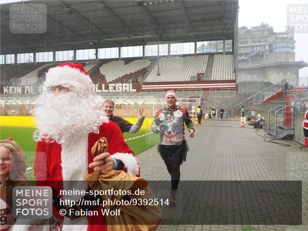 07.12.2025 - St. Pauli X-Mass-Run No. 15 Fabian Wolf http://msf.ph/oto/9392514 07.12.2025 10:11:05 Ziel 57, 979, 983, 1148, 1149, 1150, 1426, 1929, 1935, 2530 meine-sportfotos.de