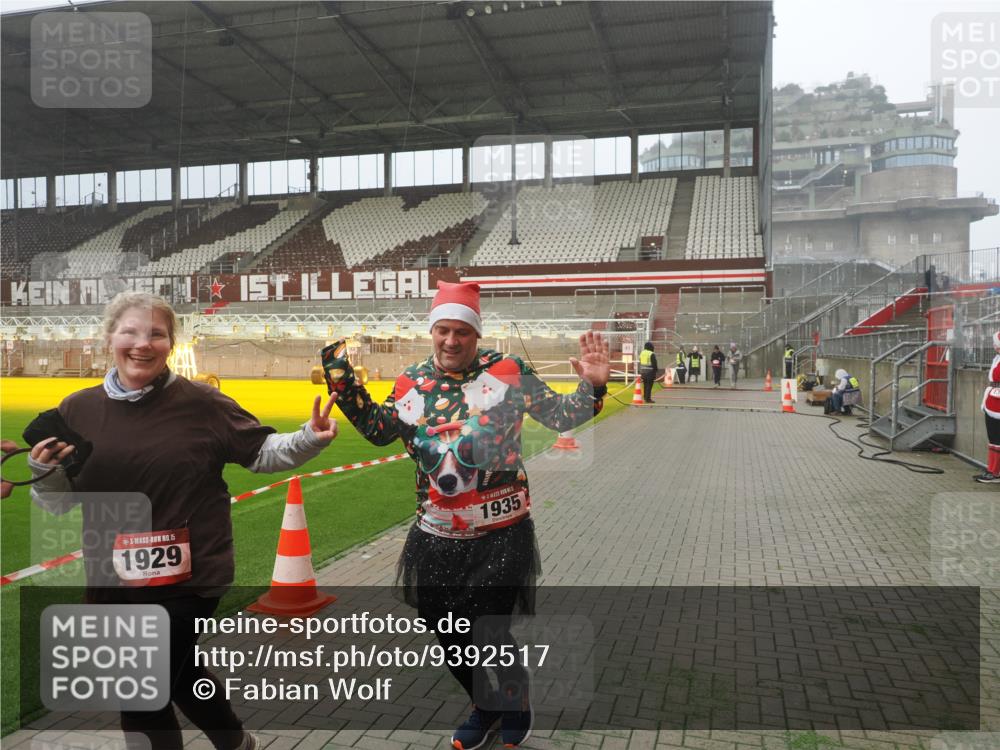 07.12.2025 - St. Pauli X-Mass-Run No. 15 Fabian Wolf http://msf.ph/oto/9392517 07.12.2025 10:11:06 Ziel 57, 979, 983, 1148, 1149, 1150, 1426, 1929, 1935, 2530 meine-sportfotos.de