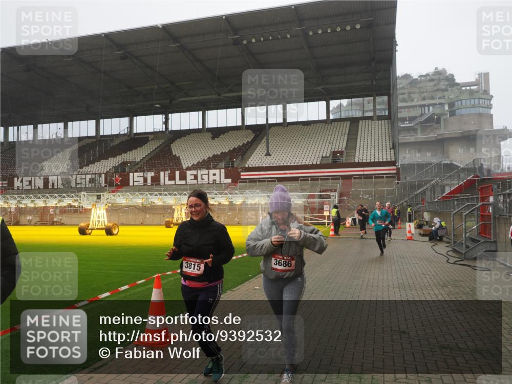 07.12.2025 - St. Pauli X-Mass-Run No. 15 Fabian Wolf http://msf.ph/oto/9392532 07.12.2025 10:11:18 Ziel 1969, 3354, 3815, 4499, 4525, 4659, 4661 meine-sportfotos.de