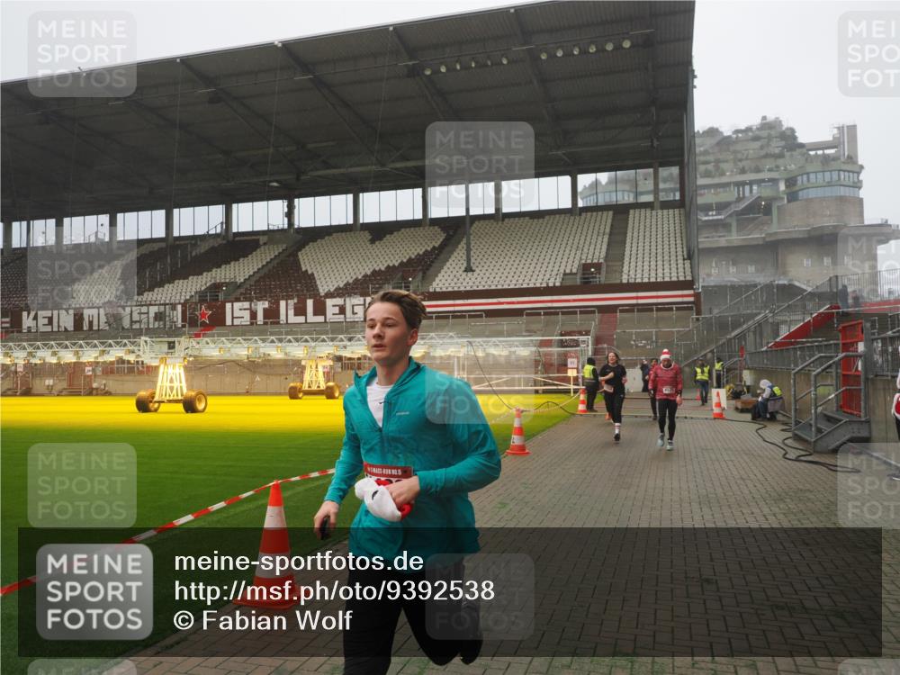 07.12.2025 - St. Pauli X-Mass-Run No. 15 Fabian Wolf http://msf.ph/oto/9392538 07.12.2025 10:11:20 Ziel 1969, 3354, 3815, 4499, 4525, 4659, 4661 meine-sportfotos.de
