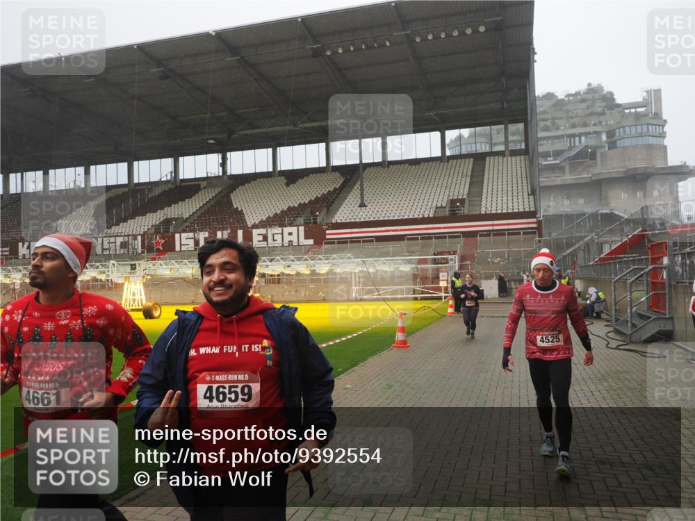 07.12.2025 - St. Pauli X-Mass-Run No. 15 Fabian Wolf http://msf.ph/oto/9392554 07.12.2025 10:11:27 Ziel 1969, 3354, 3815, 4499, 4525, 4659, 4661, 4662 meine-sportfotos.de