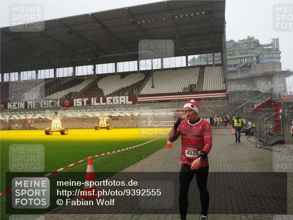 07.12.2025 - St. Pauli X-Mass-Run No. 15 Fabian Wolf http://msf.ph/oto/9392555 07.12.2025 10:11:29 Ziel 1969, 3354, 4499, 4525, 4659, 4661, 4662 meine-sportfotos.de
