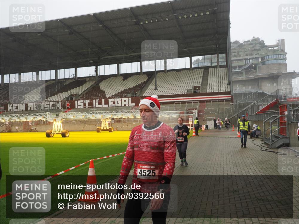 07.12.2025 - St. Pauli X-Mass-Run No. 15 Fabian Wolf http://msf.ph/oto/9392560 07.12.2025 10:11:30 Ziel 1969, 3354, 4499, 4525, 4659, 4661, 4662 meine-sportfotos.de