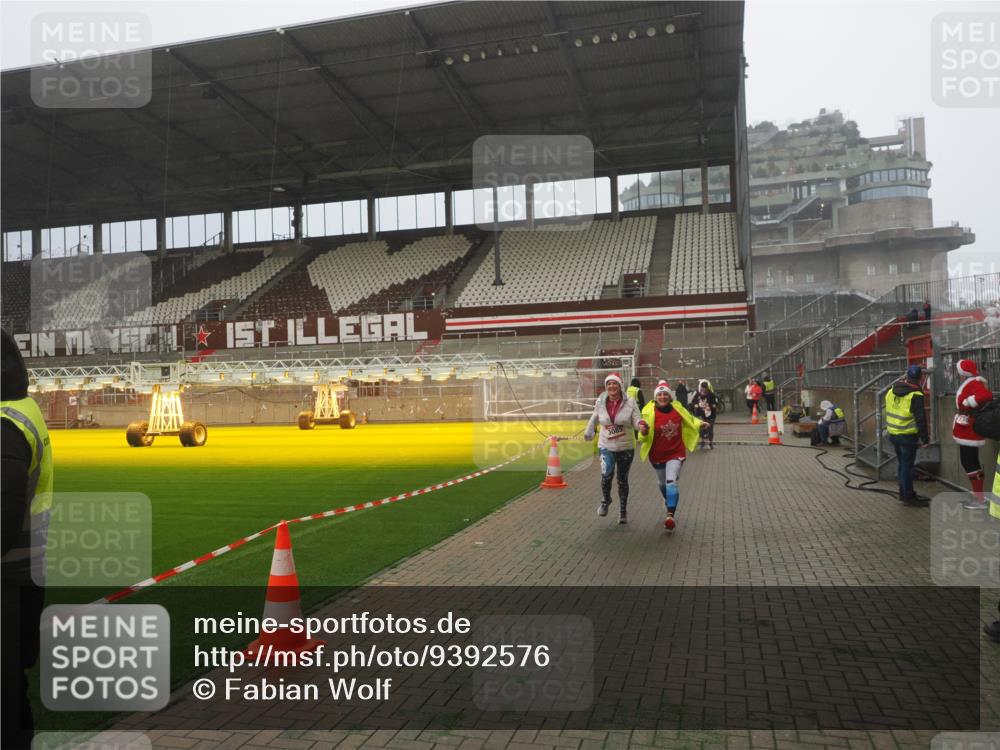 07.12.2025 - St. Pauli X-Mass-Run No. 15 Fabian Wolf http://msf.ph/oto/9392576 07.12.2025 10:11:37 Ziel 670, 2909, 3085, 3909, 4659, 4661, 4662 meine-sportfotos.de