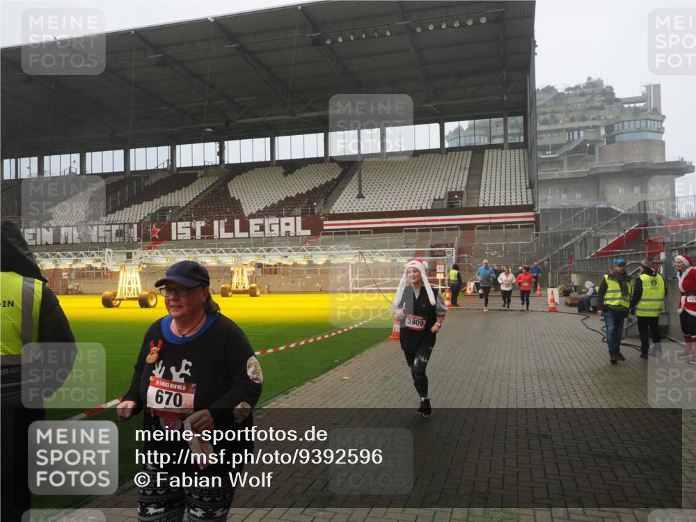 07.12.2025 - St. Pauli X-Mass-Run No. 15 Fabian Wolf http://msf.ph/oto/9392596 07.12.2025 10:11:45 Ziel 670, 2906, 2909, 3085, 3761, 3767, 3909 meine-sportfotos.de