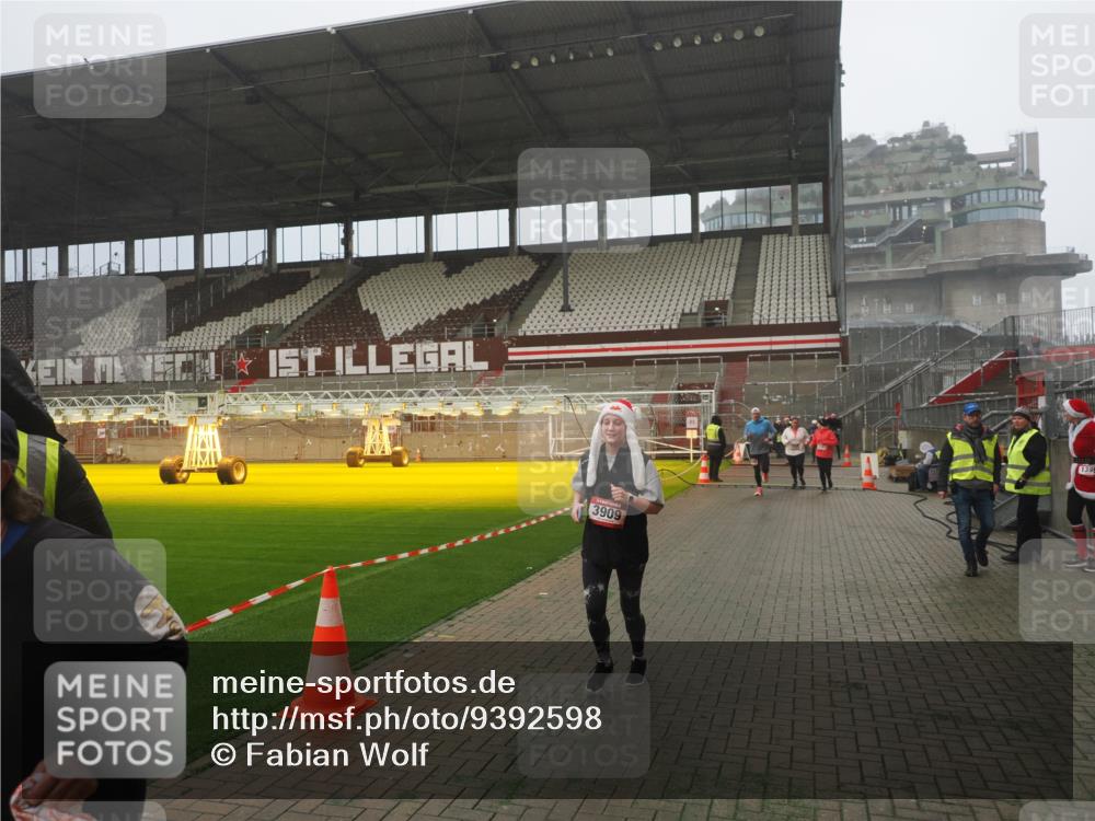 07.12.2025 - St. Pauli X-Mass-Run No. 15 Fabian Wolf http://msf.ph/oto/9392598 07.12.2025 10:11:45 Ziel 670, 2906, 2909, 3085, 3761, 3767, 3909 meine-sportfotos.de