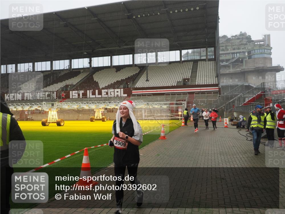 07.12.2025 - St. Pauli X-Mass-Run No. 15 Fabian Wolf http://msf.ph/oto/9392602 07.12.2025 10:11:46 Ziel 670, 2906, 2909, 3085, 3761, 3767, 3909 meine-sportfotos.de