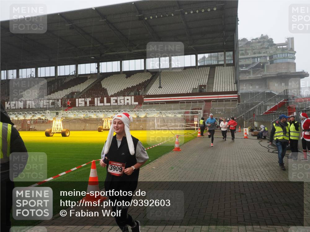 07.12.2025 - St. Pauli X-Mass-Run No. 15 Fabian Wolf http://msf.ph/oto/9392603 07.12.2025 10:11:46 Ziel 670, 2906, 2909, 3085, 3761, 3767, 3909 meine-sportfotos.de
