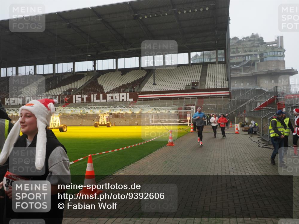 07.12.2025 - St. Pauli X-Mass-Run No. 15 Fabian Wolf http://msf.ph/oto/9392606 07.12.2025 10:11:47 Ziel 670, 2906, 2909, 3085, 3761, 3767, 3909, 3935 meine-sportfotos.de
