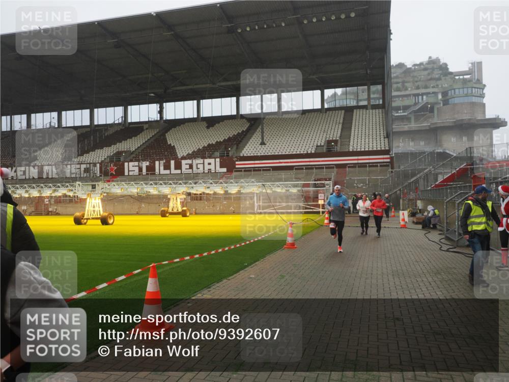 07.12.2025 - St. Pauli X-Mass-Run No. 15 Fabian Wolf http://msf.ph/oto/9392607 07.12.2025 10:11:47 Ziel 670, 2906, 2909, 3085, 3761, 3767, 3909, 3935 meine-sportfotos.de