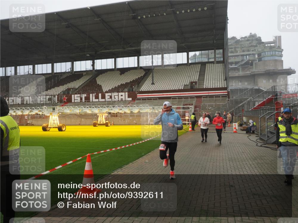 07.12.2025 - St. Pauli X-Mass-Run No. 15 Fabian Wolf http://msf.ph/oto/9392611 07.12.2025 10:11:49 Ziel 670, 1687, 2906, 2909, 3085, 3761, 3767, 3909, 3932, 3935 meine-sportfotos.de