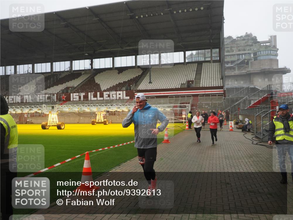 07.12.2025 - St. Pauli X-Mass-Run No. 15 Fabian Wolf http://msf.ph/oto/9392613 07.12.2025 10:11:49 Ziel 670, 1687, 2906, 2909, 3085, 3761, 3767, 3909, 3932, 3935 meine-sportfotos.de