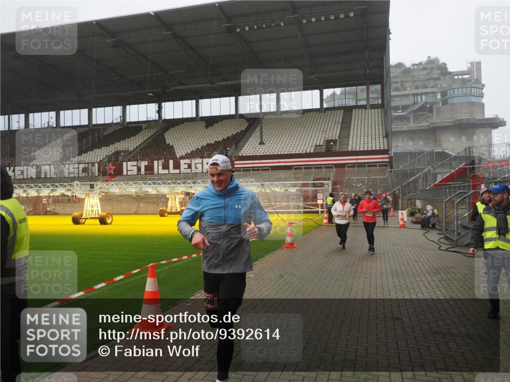 07.12.2025 - St. Pauli X-Mass-Run No. 15 Fabian Wolf http://msf.ph/oto/9392614 07.12.2025 10:11:49 Ziel 670, 1687, 2906, 2909, 3085, 3761, 3767, 3909, 3932, 3935 meine-sportfotos.de
