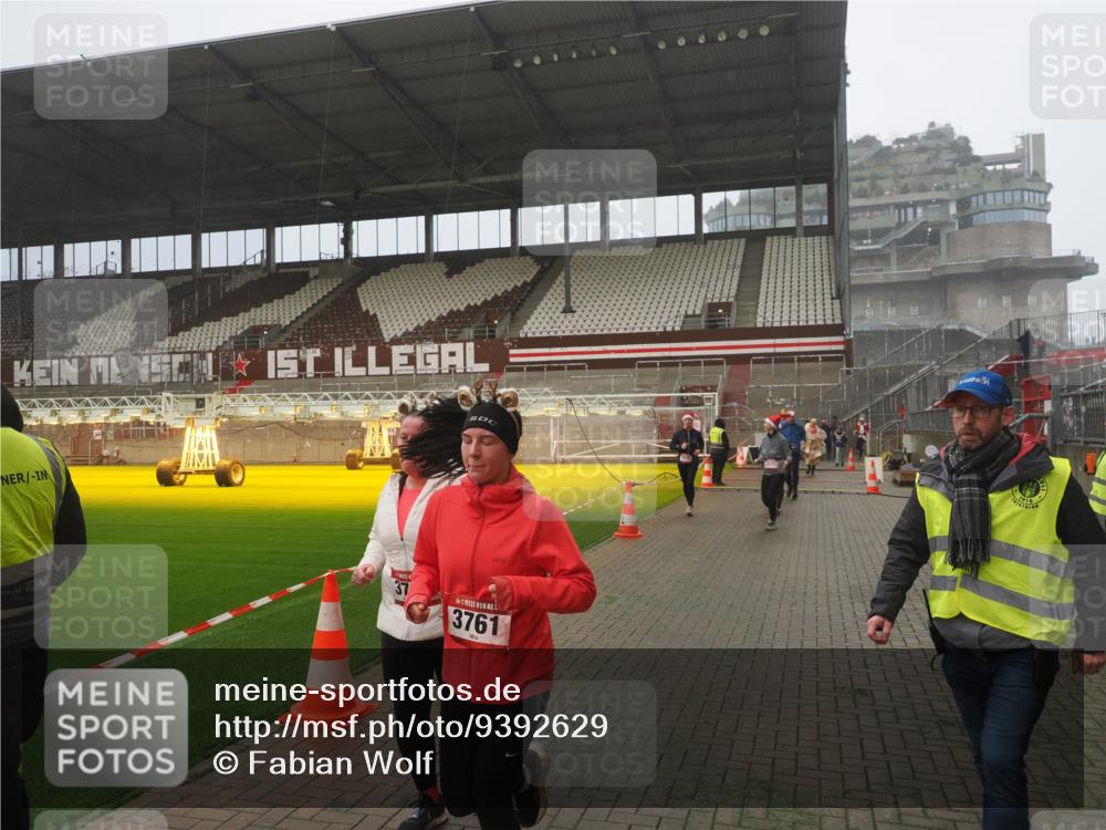 07.12.2025 - St. Pauli X-Mass-Run No. 15 Fabian Wolf http://msf.ph/oto/9392629 07.12.2025 10:11:53 Ziel 670, 756, 1687, 1688, 2906, 3761, 3767, 3909, 3932, 3935 meine-sportfotos.de