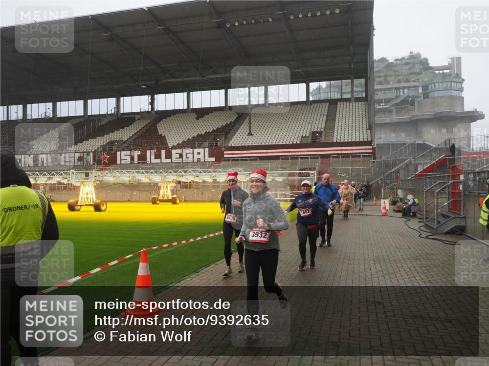 07.12.2025 - St. Pauli X-Mass-Run No. 15 Fabian Wolf http://msf.ph/oto/9392635 07.12.2025 10:11:57 Ziel 756, 1687, 1688, 1833, 2177, 2906, 3761, 3767, 3870, 3932, 3935 meine-sportfotos.de