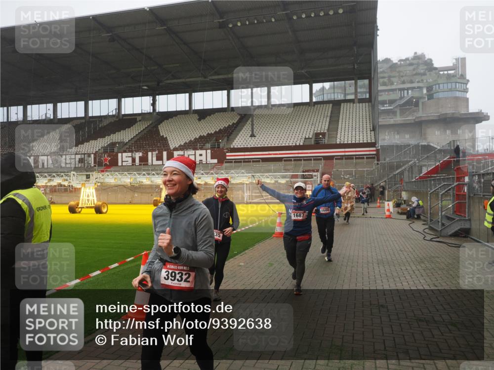 07.12.2025 - St. Pauli X-Mass-Run No. 15 Fabian Wolf http://msf.ph/oto/9392638 07.12.2025 10:11:58 Ziel 756, 1389, 1687, 1688, 1833, 2177, 2906, 3761, 3767, 3870, 3932, 3935 meine-sportfotos.de