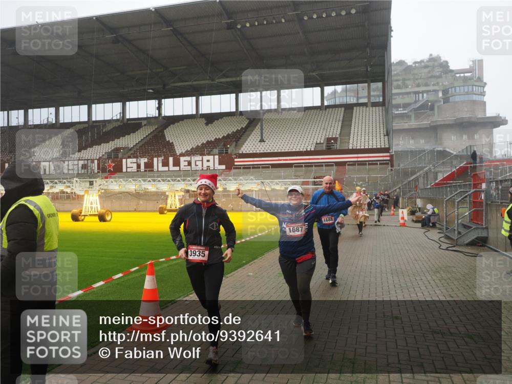 07.12.2025 - St. Pauli X-Mass-Run No. 15 Fabian Wolf http://msf.ph/oto/9392641 07.12.2025 10:11:58 Ziel 756, 1389, 1687, 1688, 1833, 2177, 2906, 3761, 3767, 3870, 3932, 3935 meine-sportfotos.de