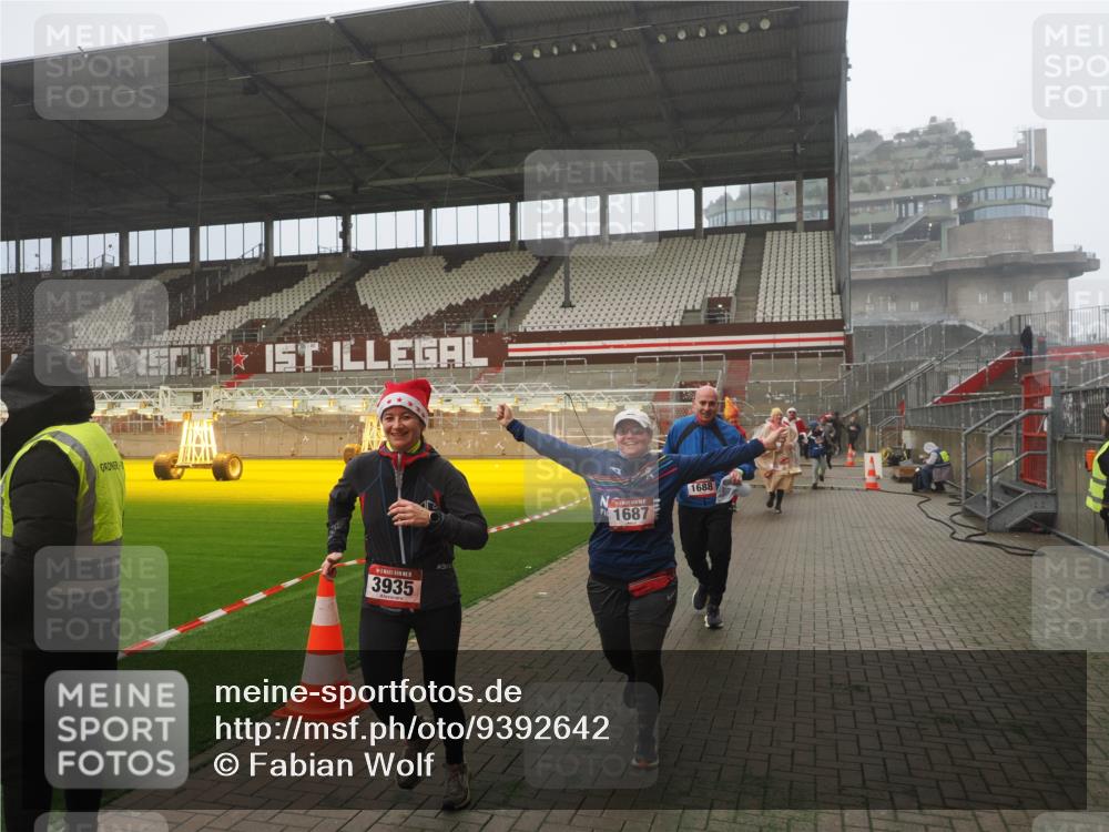 07.12.2025 - St. Pauli X-Mass-Run No. 15 Fabian Wolf http://msf.ph/oto/9392642 07.12.2025 10:11:58 Ziel 756, 1389, 1687, 1688, 1833, 2177, 2906, 3761, 3767, 3870, 3932, 3935 meine-sportfotos.de