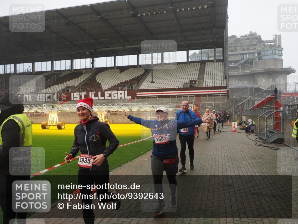 07.12.2025 - St. Pauli X-Mass-Run No. 15 Fabian Wolf http://msf.ph/oto/9392643 07.12.2025 10:11:59 Ziel 756, 1389, 1687, 1688, 1833, 2177, 2906, 3761, 3767, 3870, 3932, 3935, 4658 meine-sportfotos.de