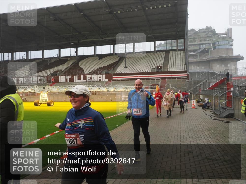 07.12.2025 - St. Pauli X-Mass-Run No. 15 Fabian Wolf http://msf.ph/oto/9392647 07.12.2025 10:11:59 Ziel 756, 1389, 1687, 1688, 1833, 2177, 2906, 3761, 3767, 3870, 3932, 3935, 4658 meine-sportfotos.de
