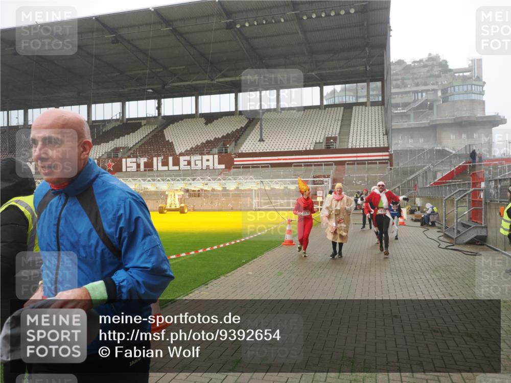 07.12.2025 - St. Pauli X-Mass-Run No. 15 Fabian Wolf http://msf.ph/oto/9392654 07.12.2025 10:12:01 Ziel 756, 1389, 1687, 1688, 1833, 2177, 2906, 3761, 3767, 3870, 3932, 3935, 4658 meine-sportfotos.de