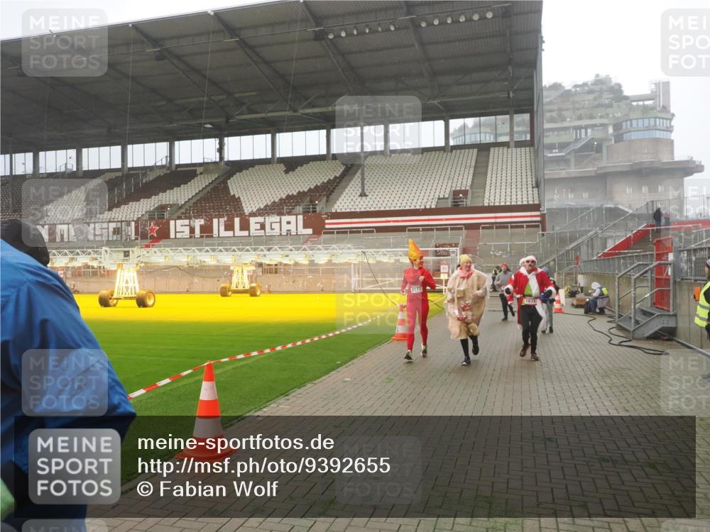 07.12.2025 - St. Pauli X-Mass-Run No. 15 Fabian Wolf http://msf.ph/oto/9392655 07.12.2025 10:12:01 Ziel 756, 1389, 1687, 1688, 1833, 2177, 2906, 3761, 3767, 3870, 3932, 3935, 4658 meine-sportfotos.de