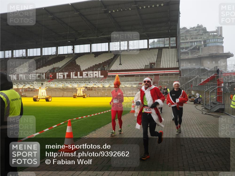 07.12.2025 - St. Pauli X-Mass-Run No. 15 Fabian Wolf http://msf.ph/oto/9392662 07.12.2025 10:12:03 Ziel 756, 1389, 1526, 1687, 1688, 1833, 2177, 2906, 3767, 3870, 3932, 3935, 4658 meine-sportfotos.de