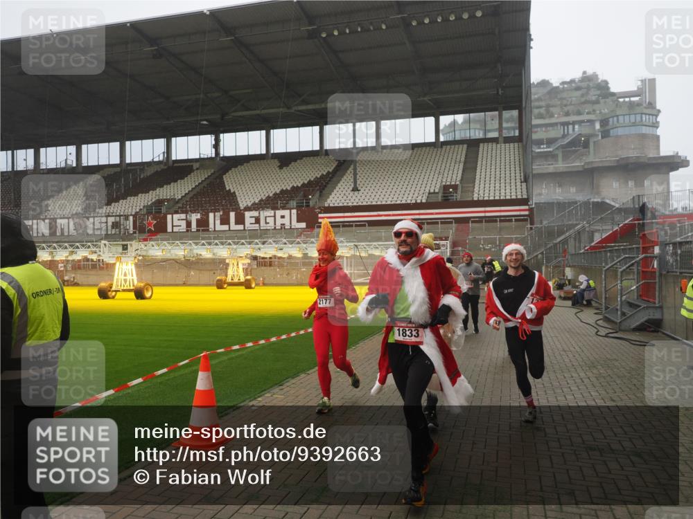 07.12.2025 - St. Pauli X-Mass-Run No. 15 Fabian Wolf http://msf.ph/oto/9392663 07.12.2025 10:12:03 Ziel 756, 1389, 1526, 1687, 1688, 1833, 2177, 2906, 3767, 3870, 3932, 3935, 4658 meine-sportfotos.de