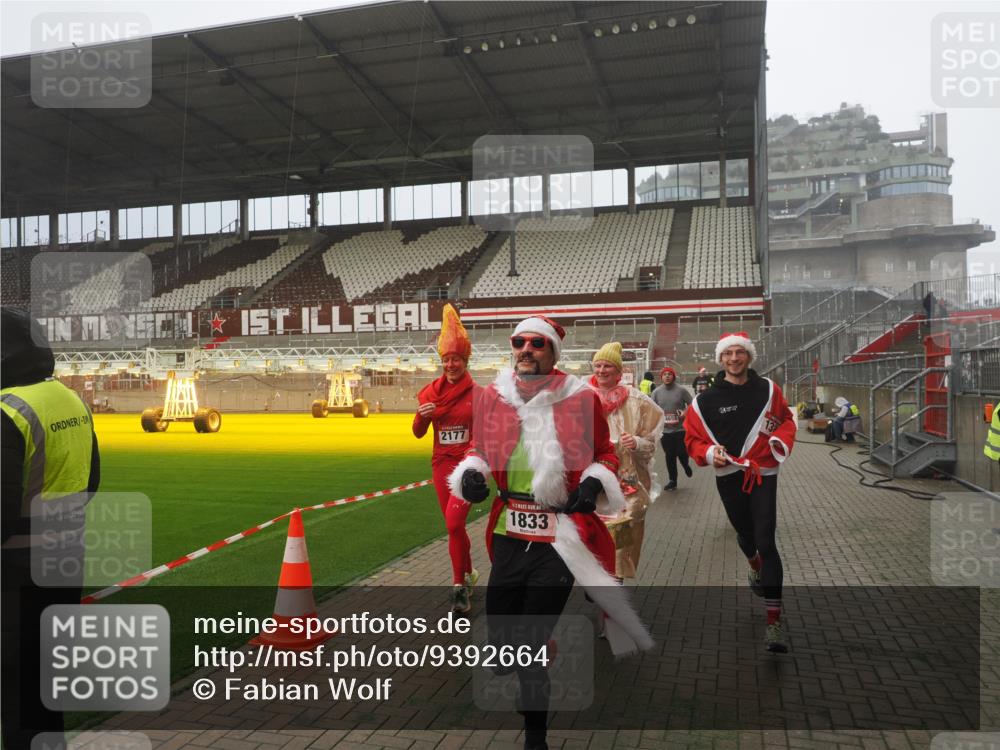 07.12.2025 - St. Pauli X-Mass-Run No. 15 Fabian Wolf http://msf.ph/oto/9392664 07.12.2025 10:12:03 Ziel 756, 1389, 1526, 1687, 1688, 1833, 2177, 2906, 3767, 3870, 3932, 3935, 4658 meine-sportfotos.de
