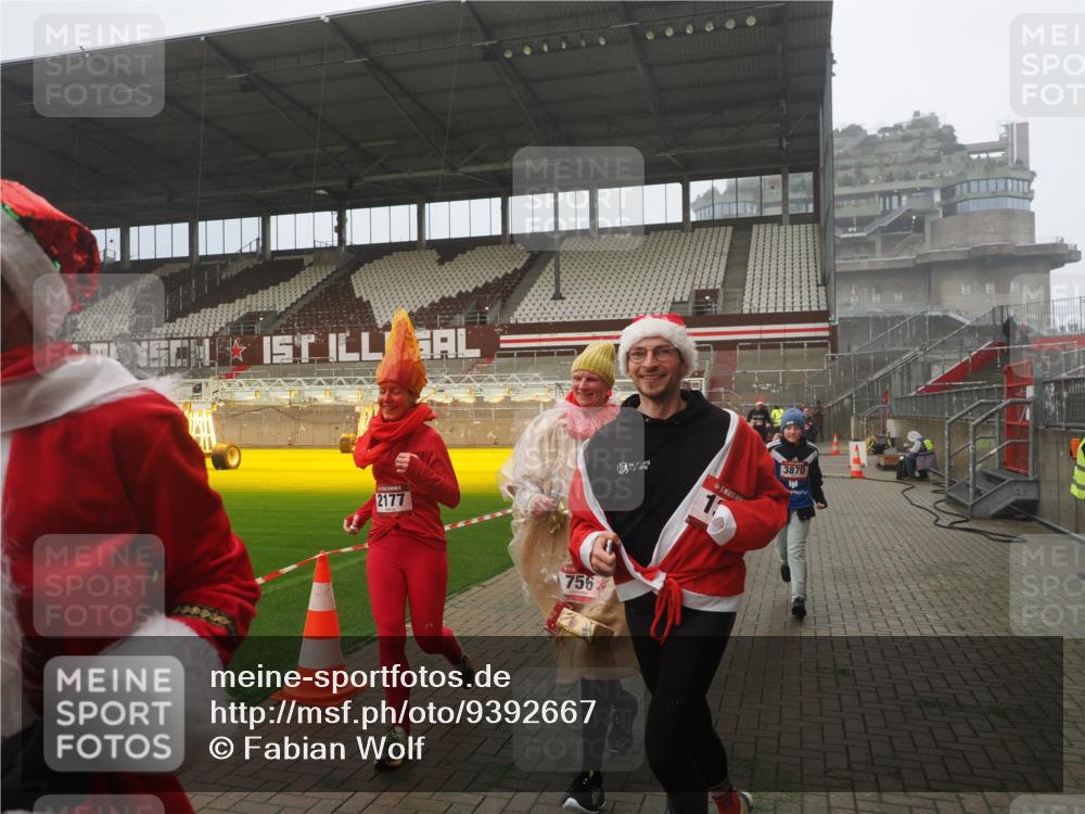 07.12.2025 - St. Pauli X-Mass-Run No. 15 Fabian Wolf http://msf.ph/oto/9392667 07.12.2025 10:12:04 Ziel 756, 1389, 1526, 1687, 1688, 1833, 2177, 2906, 3870, 3932, 3935, 4658 meine-sportfotos.de