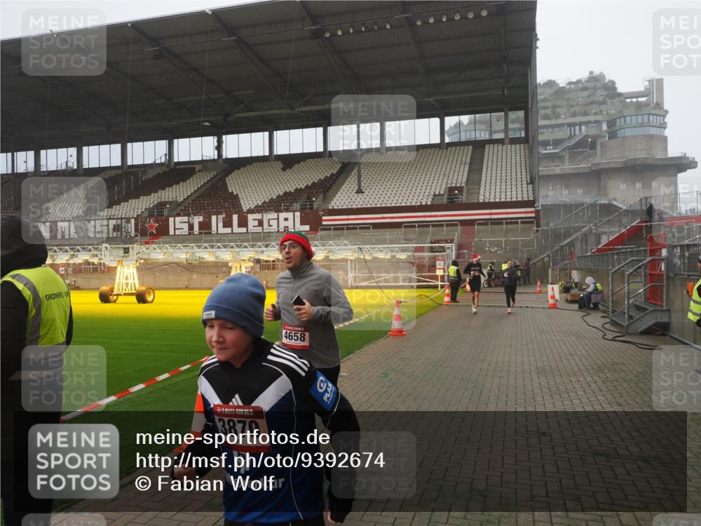 07.12.2025 - St. Pauli X-Mass-Run No. 15 Fabian Wolf http://msf.ph/oto/9392674 07.12.2025 10:12:05 Ziel 756, 1389, 1526, 1687, 1688, 1833, 2177, 3870, 3932, 3935, 4658 meine-sportfotos.de