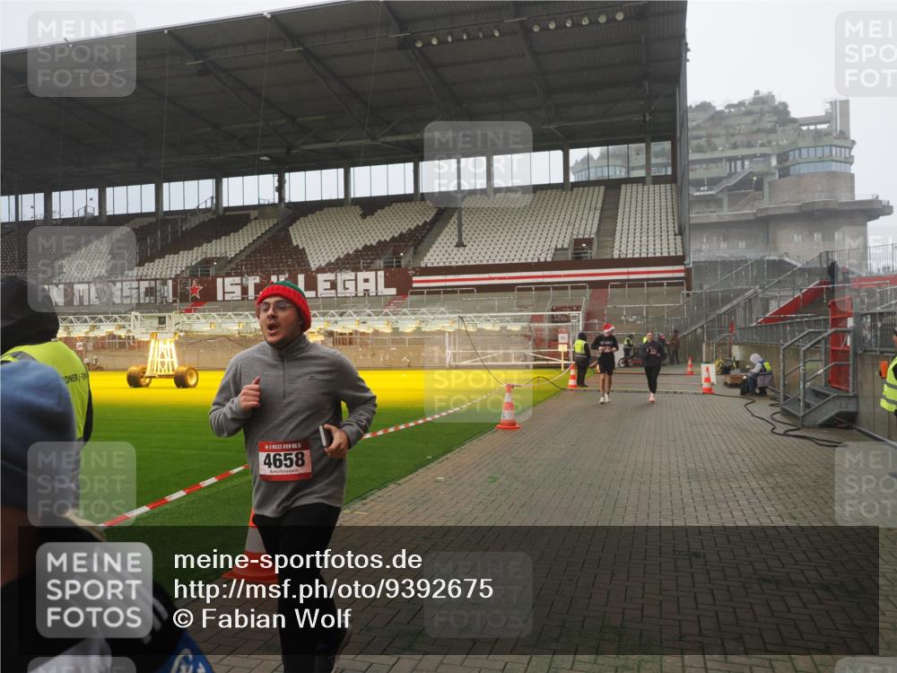 07.12.2025 - St. Pauli X-Mass-Run No. 15 Fabian Wolf http://msf.ph/oto/9392675 07.12.2025 10:12:06 Ziel 756, 1389, 1526, 1687, 1688, 1833, 2177, 3870, 3932, 3935, 4658 meine-sportfotos.de