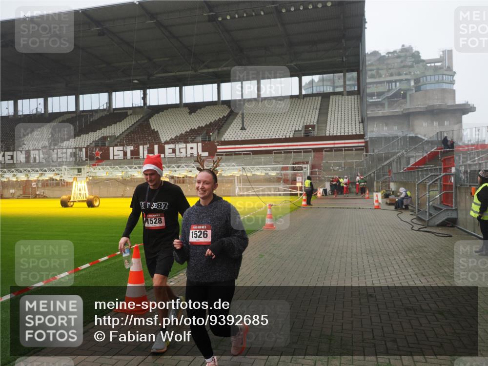 07.12.2025 - St. Pauli X-Mass-Run No. 15 Fabian Wolf http://msf.ph/oto/9392685 07.12.2025 10:12:13 Ziel 756, 1389, 1526, 1833, 2177, 3870, 4658 meine-sportfotos.de