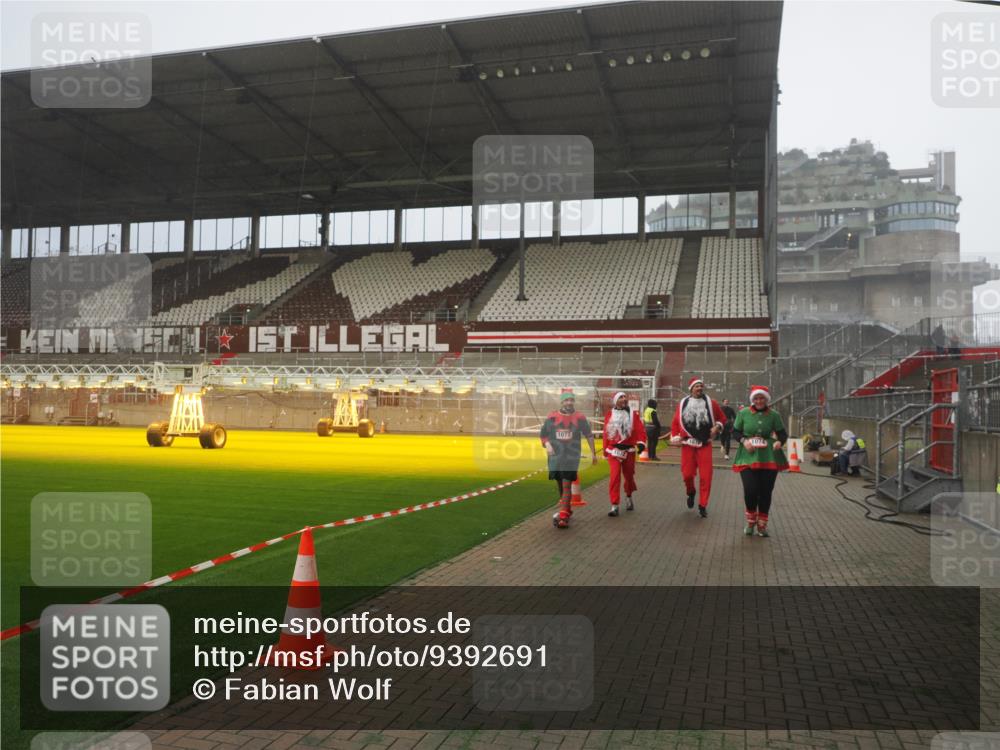 07.12.2025 - St. Pauli X-Mass-Run No. 15 Fabian Wolf http://msf.ph/oto/9392691 07.12.2025 10:12:26 Ziel 1070, 1072, 1074, 1077, 2758, 2760 meine-sportfotos.de