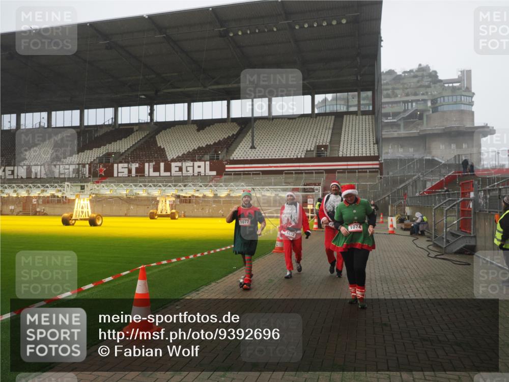 07.12.2025 - St. Pauli X-Mass-Run No. 15 Fabian Wolf http://msf.ph/oto/9392696 07.12.2025 10:12:28 Ziel 1070, 1072, 1074, 1077, 2758, 2760, 2770, 3585 meine-sportfotos.de