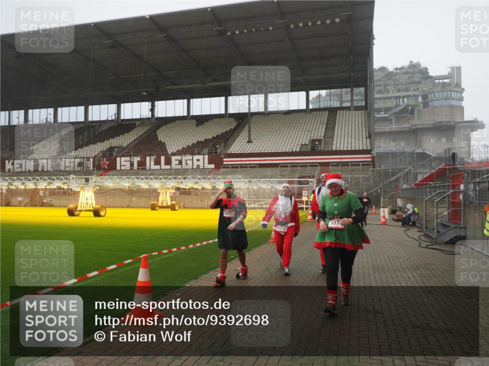 07.12.2025 - St. Pauli X-Mass-Run No. 15 Fabian Wolf http://msf.ph/oto/9392698 07.12.2025 10:12:28 Ziel 1070, 1072, 1074, 1077, 2758, 2760, 2770, 3585 meine-sportfotos.de