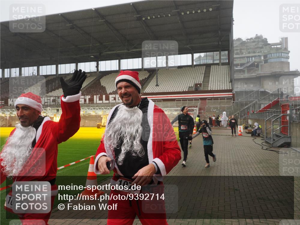 07.12.2025 - St. Pauli X-Mass-Run No. 15 Fabian Wolf http://msf.ph/oto/9392714 07.12.2025 10:12:32 Ziel 1070, 1072, 1074, 1077, 2758, 2760, 2770, 3585 meine-sportfotos.de