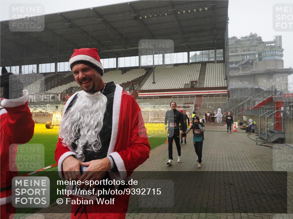 07.12.2025 - St. Pauli X-Mass-Run No. 15 Fabian Wolf http://msf.ph/oto/9392715 07.12.2025 10:12:33 Ziel 1070, 1072, 1074, 1077, 2758, 2760, 2770, 3585 meine-sportfotos.de