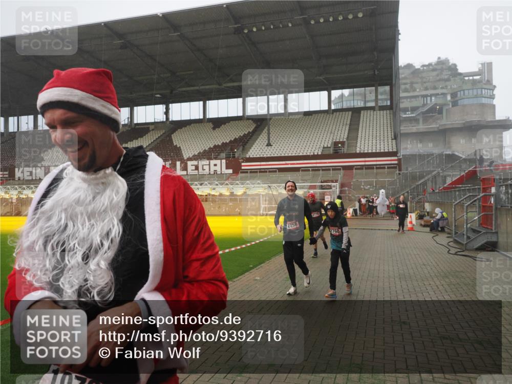 07.12.2025 - St. Pauli X-Mass-Run No. 15 Fabian Wolf http://msf.ph/oto/9392716 07.12.2025 10:12:33 Ziel 1070, 1072, 1074, 1077, 2758, 2760, 2770, 3585 meine-sportfotos.de