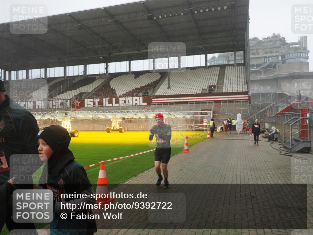 07.12.2025 - St. Pauli X-Mass-Run No. 15 Fabian Wolf http://msf.ph/oto/9392722 07.12.2025 10:12:35 Ziel 1070, 1072, 1074, 1077, 2758, 2760, 2770, 3585 meine-sportfotos.de