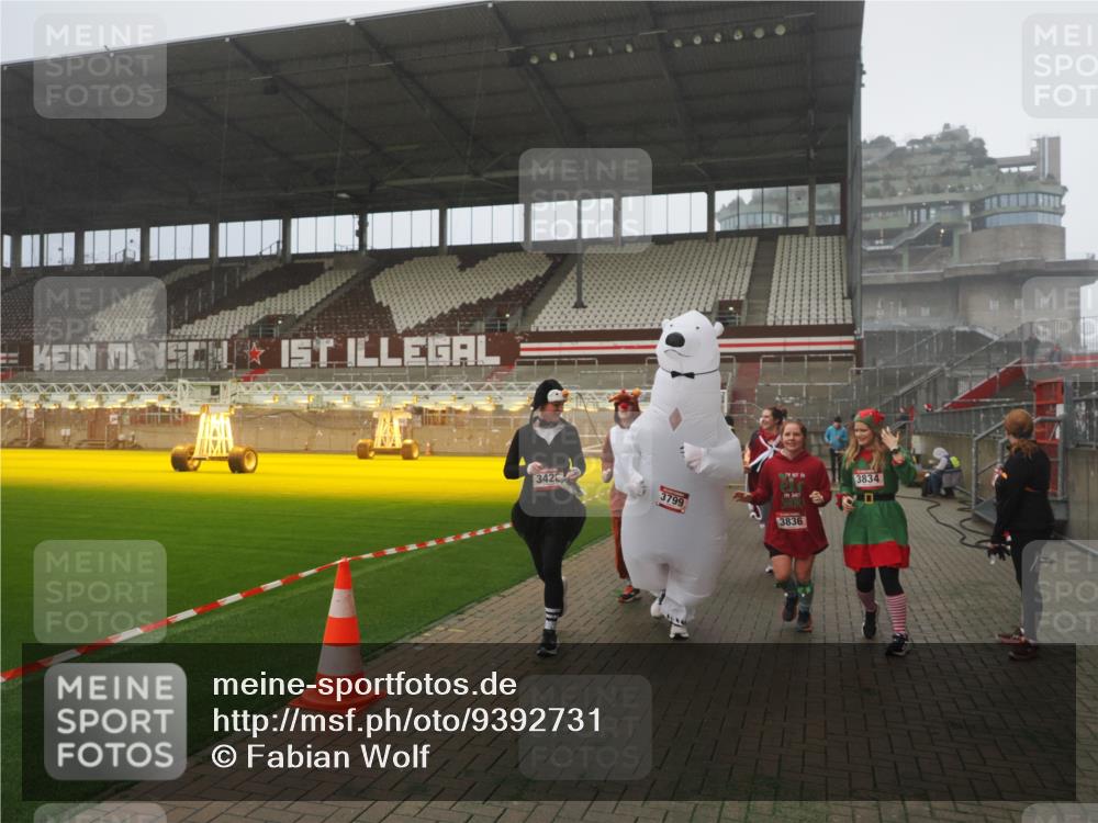 07.12.2025 - St. Pauli X-Mass-Run No. 15 Fabian Wolf http://msf.ph/oto/9392731 07.12.2025 10:12:45 Ziel 9, 18, 938, 2758, 2760, 2770, 3040, 3428, 3514, 3551, 3557, 3585, 3799, 3834, 3836 meine-sportfotos.de