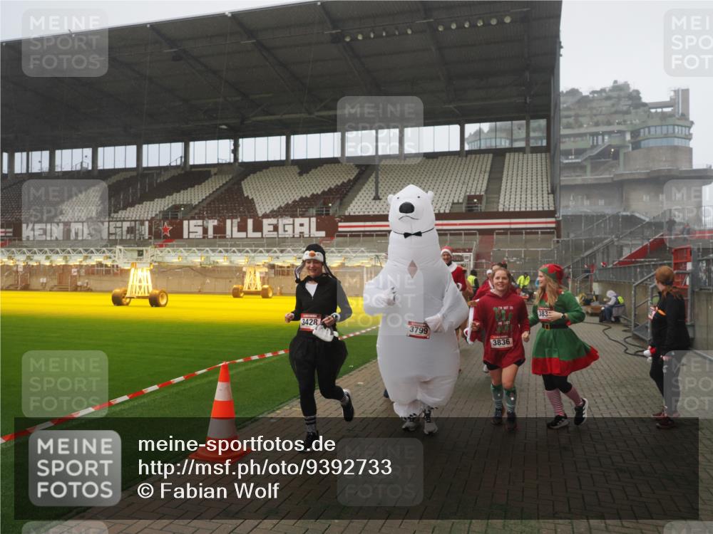 07.12.2025 - St. Pauli X-Mass-Run No. 15 Fabian Wolf http://msf.ph/oto/9392733 07.12.2025 10:12:45 Ziel 9, 18, 938, 2758, 2760, 2770, 3040, 3428, 3514, 3551, 3557, 3585, 3799, 3834, 3836 meine-sportfotos.de