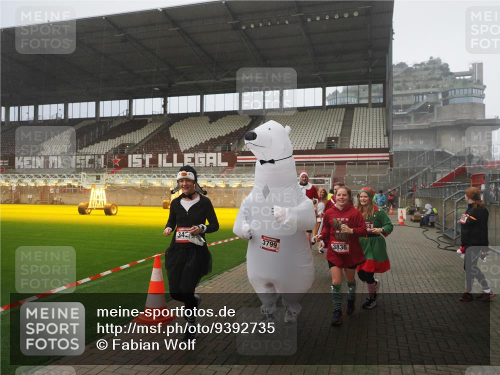 07.12.2025 - St. Pauli X-Mass-Run No. 15 Fabian Wolf http://msf.ph/oto/9392735 07.12.2025 10:12:46 Ziel 9, 18, 938, 2770, 3040, 3428, 3514, 3551, 3557, 3585, 3799, 3834, 3836 meine-sportfotos.de