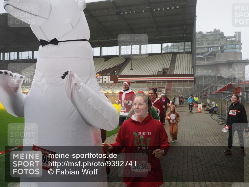 07.12.2025 - St. Pauli X-Mass-Run No. 15 Fabian Wolf http://msf.ph/oto/9392741 07.12.2025 10:12:47 Ziel 9, 18, 938, 2770, 3040, 3428, 3514, 3551, 3557, 3585, 3799, 3834, 3836 meine-sportfotos.de