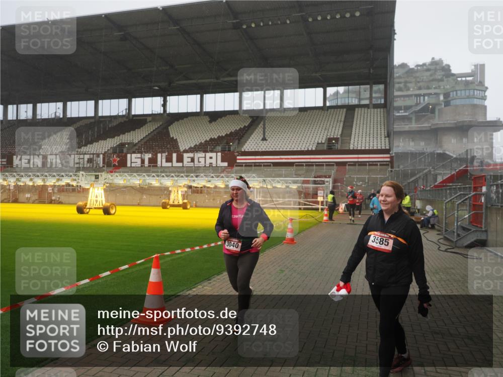 07.12.2025 - St. Pauli X-Mass-Run No. 15 Fabian Wolf http://msf.ph/oto/9392748 07.12.2025 10:12:50 Ziel 9, 18, 938, 2687, 3040, 3428, 3514, 3551, 3557, 3799, 3834, 3836 meine-sportfotos.de