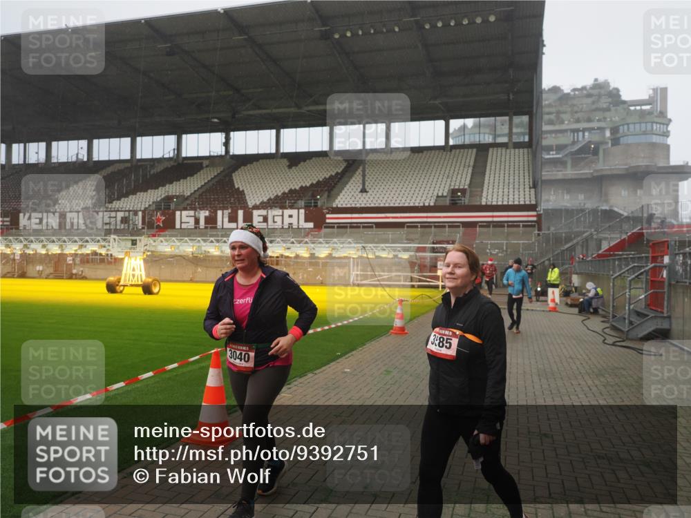 07.12.2025 - St. Pauli X-Mass-Run No. 15 Fabian Wolf http://msf.ph/oto/9392751 07.12.2025 10:12:51 Ziel 9, 18, 80, 938, 2687, 3040, 3428, 3514, 3551, 3557, 3799, 3834, 3836, 4487 meine-sportfotos.de